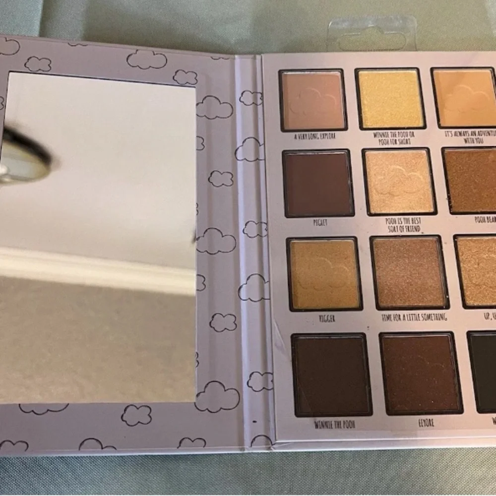 Disney Winnie The Pooh Eyeshadow Palette 12 Shades Taste Beauty New
